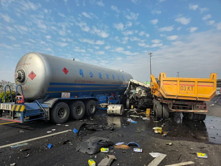 油罐車與一輛砂石車在國道上擦撞，車頭全毀。翻攝畫面
