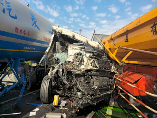 油罐車國1台南段擦撞砂石車　車頭全毀駕駛受困急救援送醫