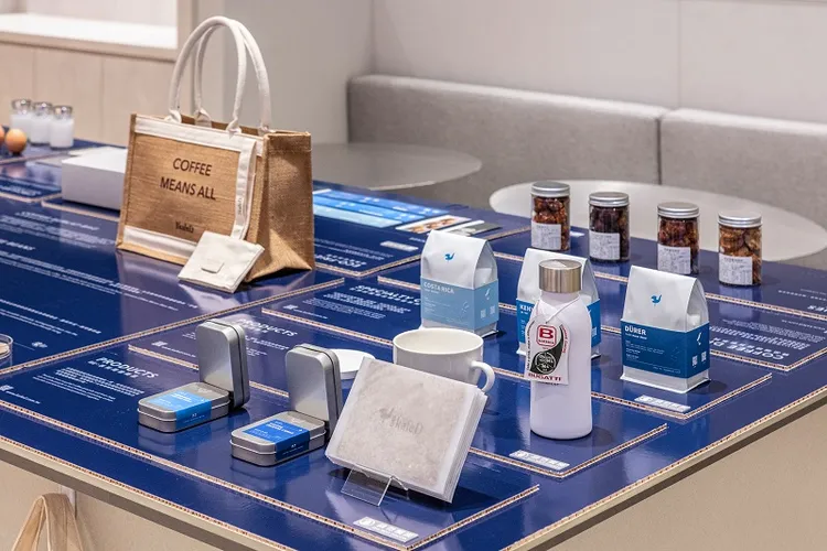 kafeD攜手台灣彰化在地青年「長日咖啡」、「紙有為你」共同研發咖啡渣再製質感生活周邊於]竹北遠百店陳列販售。業者提供