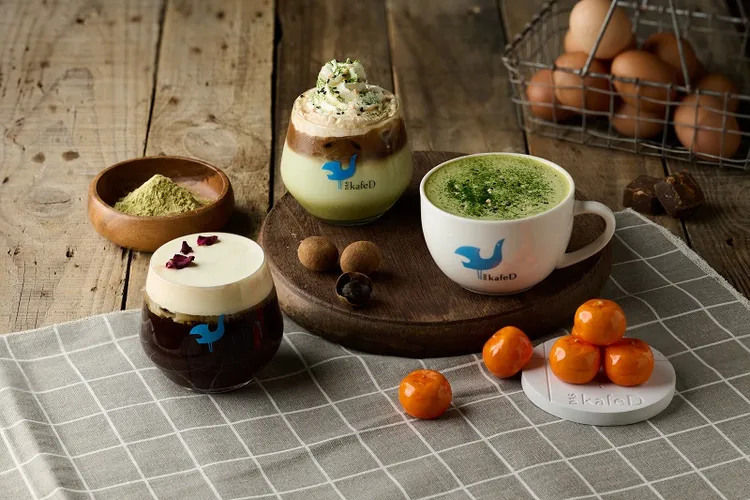 kafeD竹北遠百店推出限定客家擂茶拿鐵、客家擂茶咖啡拿鐵、客家桔醬咖啡3款限定飲品。業者提供