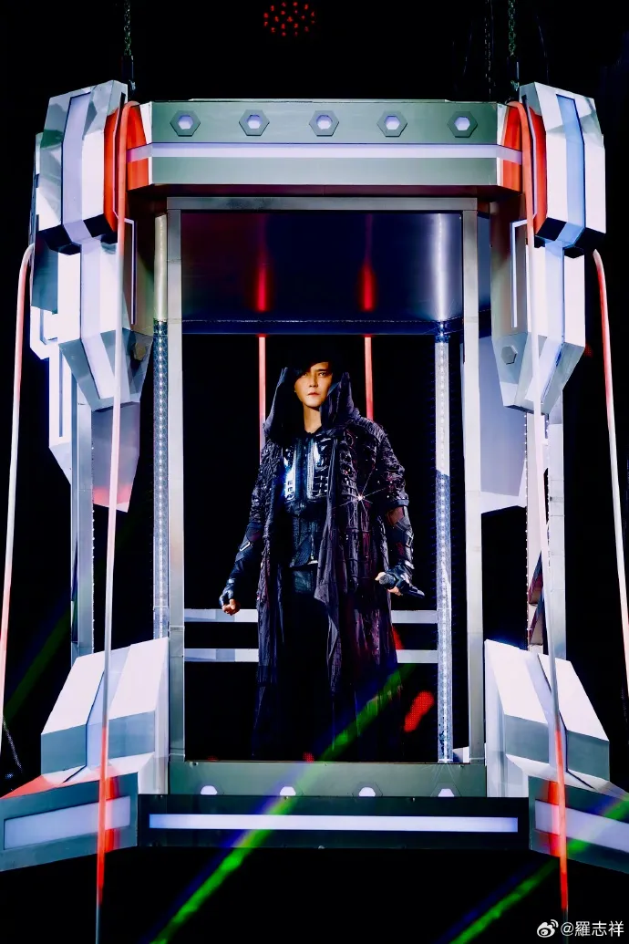 羅志祥追求舞台效果，感謝粉絲陪他跨年。翻攝羅志祥微博