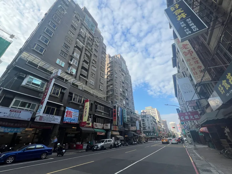 區段位屬成熟商圈，各項生活機能完善。葉家銘攝