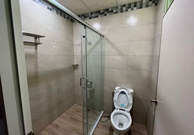 內埔農工學生宿舍內衛浴。國教署提供