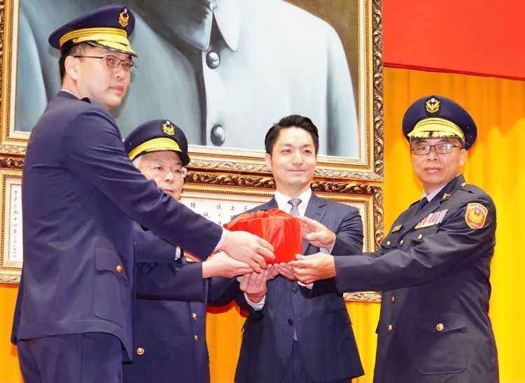 台北市長蔣萬安(右二)今日出席「臺北市政府警察局卸新任分局長、大隊長聯合布達交接典禮」。北市府提供