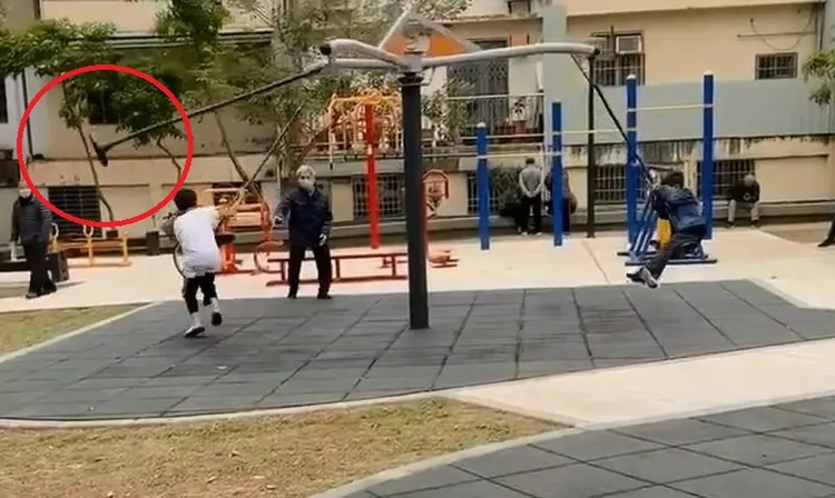 小朋友還差點被座椅打到。江和樹提供