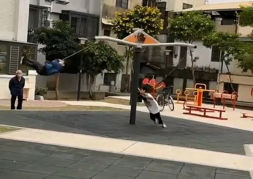 台中公園遊具好刺激!但要正確使用 兒童騰空繞圈嚇哭、家長憂甩飛受傷