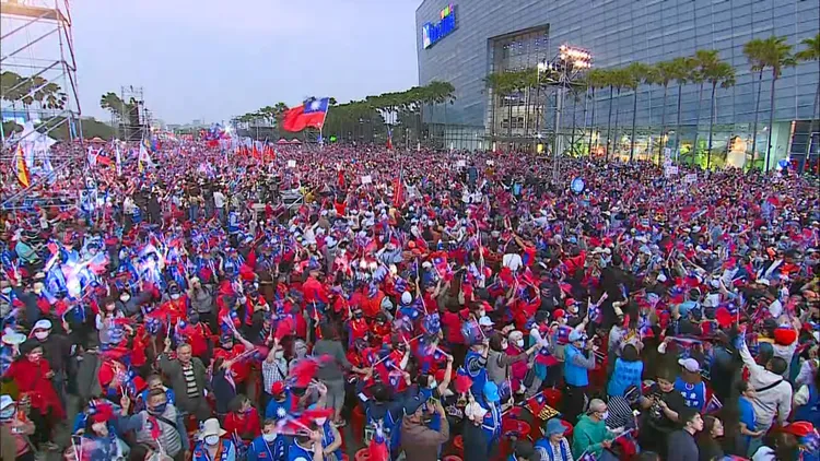 國民黨夢時代造勢大會，主持人宣布現在有12萬人潮。翻攝侯總部直播