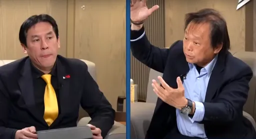 說到做到!黃暐瀚送王世堅iPhone了 一起大笑用「兄弟機」