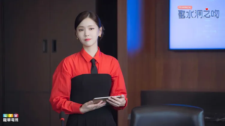 金智恩《聖水洞之吻》化身最年輕行銷組長，對下屬非常苛刻。龍華電視提供