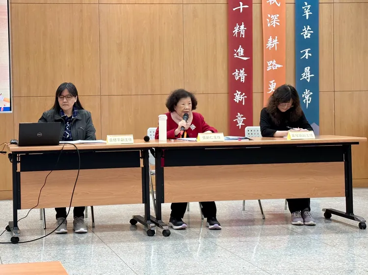 大考中心說明學測考試情況，左起大考中心副主任岳修平、主任張新仁、副主任黃璀娟。王良博攝