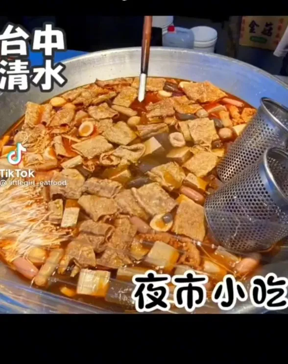 夜市擺攤余瑞麻辣鴨血。TikTok：littlegirl_eatfood / IG：littlegirl_eatfood 提供
