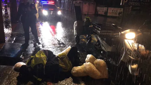 騎士這原因清晨人車摔倒在地　桃園警真的暖！脫衣保暖助送醫撿回一命