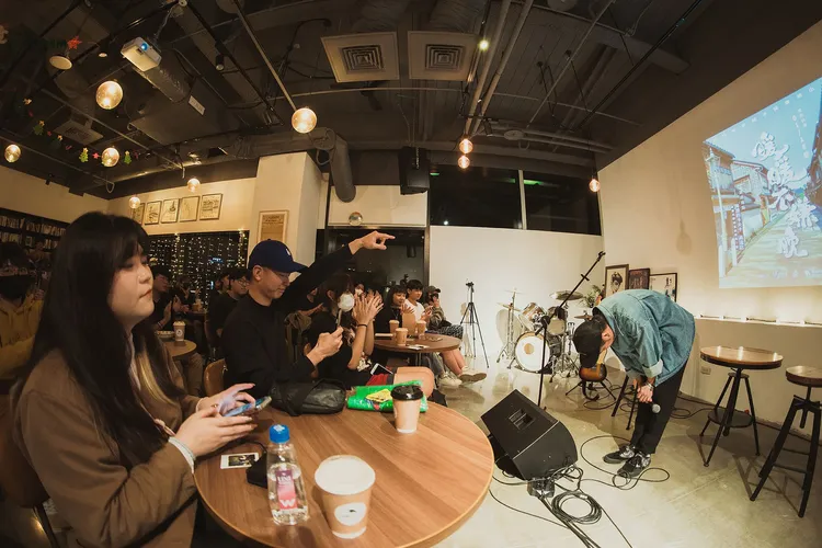 楊大正感謝各界對災民的付出。火氣音樂提供