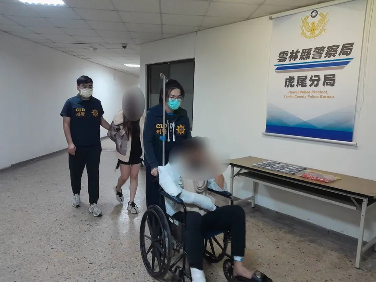 林男坐輪椅至虎尾分局製作筆錄。警方提供