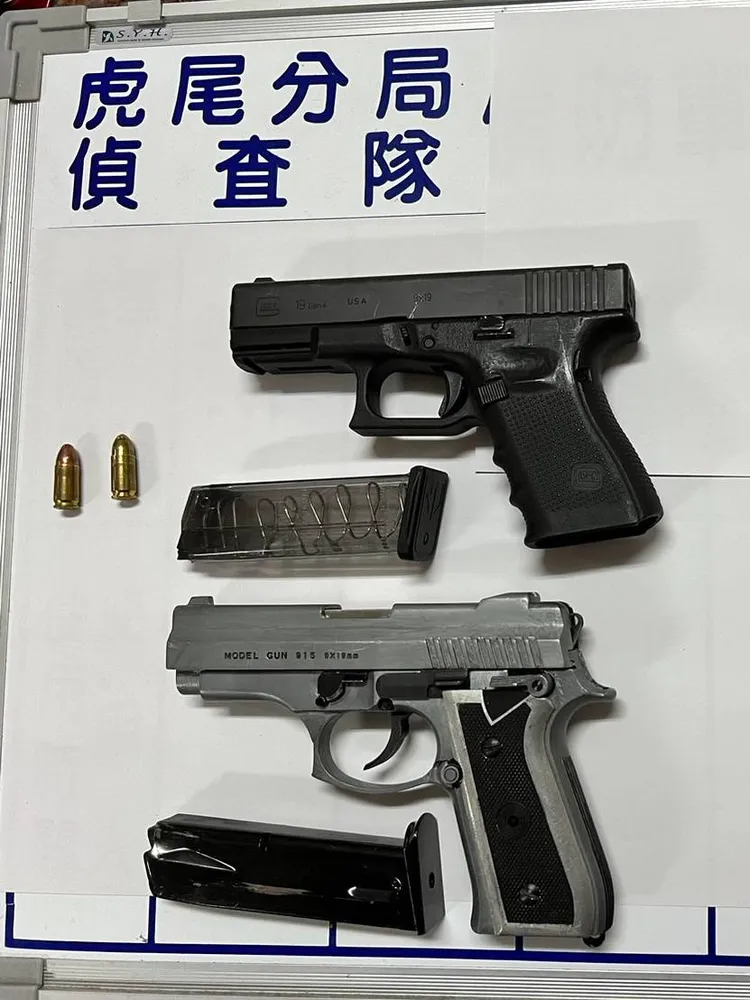 警方起出2把手槍。警方提供