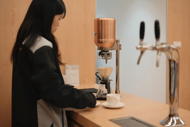 尚麒Kia新莊服務中心結合IoT智慧物聯網應用功能的「Flavor Leaks 風味原萃」頂級手沖咖啡機，能透過雲端控制與存取還原咖啡大師專業手法，親嚐一流頂尖大師的手沖咖啡。業者提供