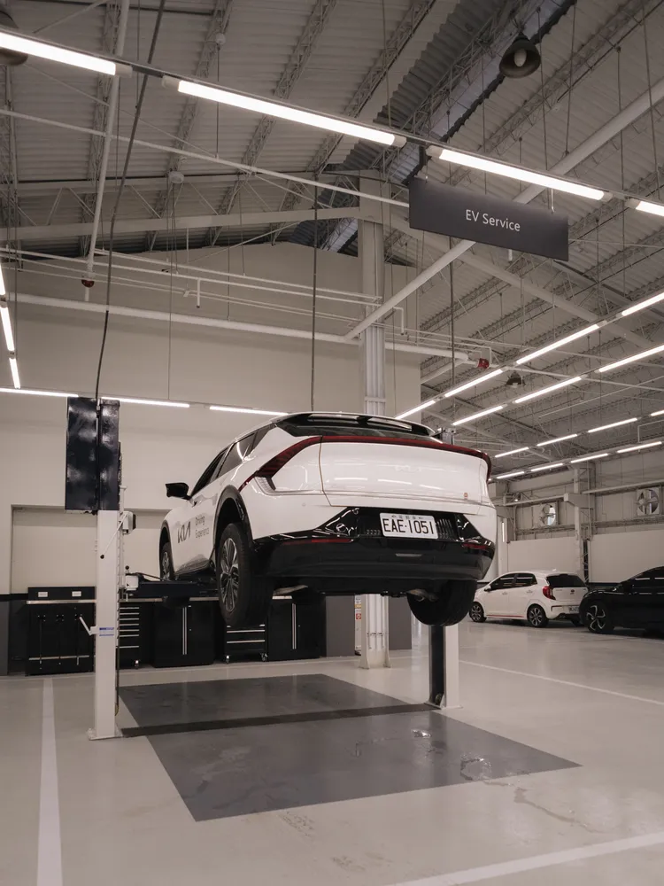 尚麒Kia服務中心擁有5個專屬獨立工位之餘，更因應電動車打造專屬電動車維修工位，此外也增設三座專屬充電樁。業者提供