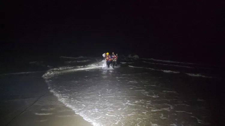 警消帶領釣客父子倆平安上岸。讀者提供