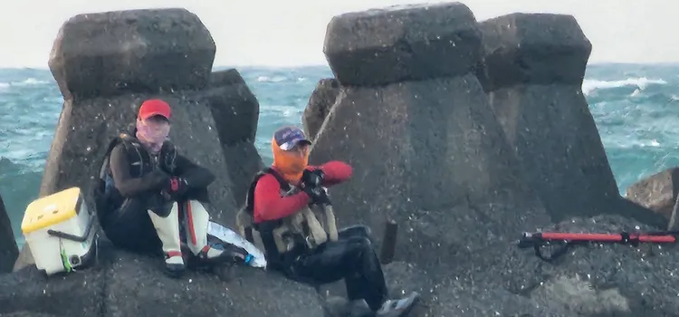 警消持續觀察釣客受困情形。讀者提供