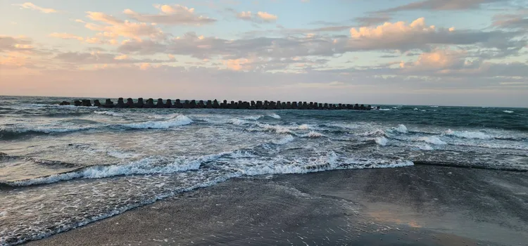 七股沿岸海浪洶湧。讀者提供