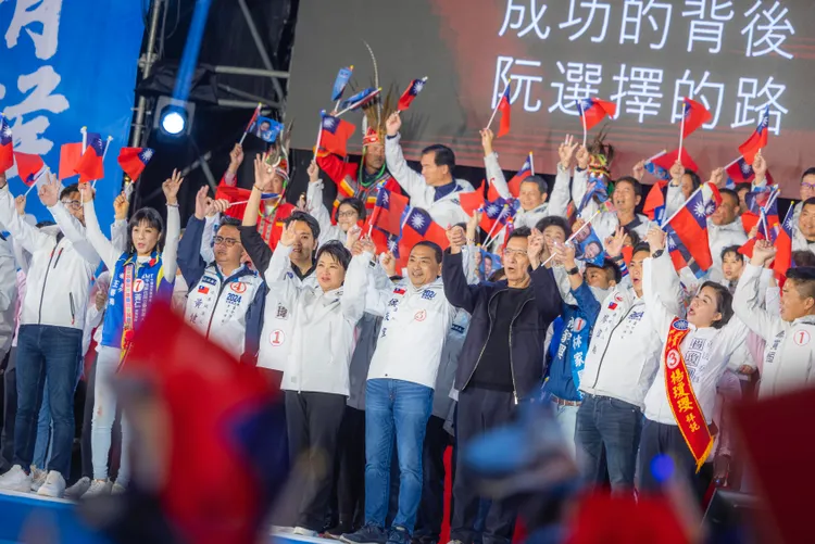 侯康配台中造勢晚會，營造大團結氣氛。侯友宜競總提供