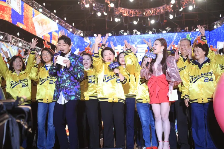 盧秀燕致詞只說了「幸福台中 龍賺大錢」8個字，再度刷新去年紀錄。市府提供