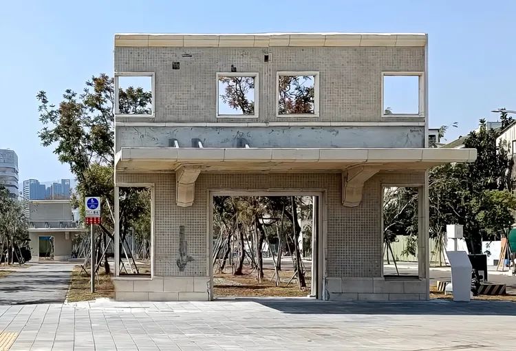 高雄車站牆體遺構現以「歷史記憶牆面廊道」方式展示於高雄車站東側綠園道上。市府提供