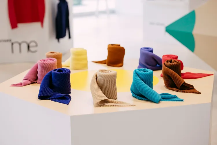 限定商品還包括10色圍巾。品牌提供