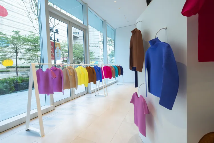 10色調色盤密褶上衣也繽紛登場。品牌提供