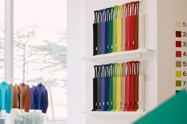 「樹幹包」擁有獨特的直線型設計。品牌提供