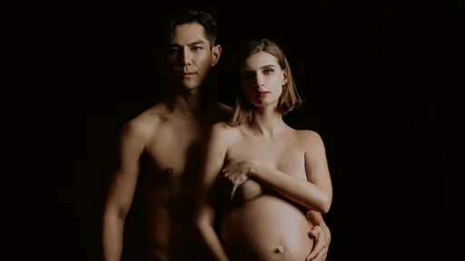 祖雄攜孕妻全裸「隻手遮豪乳」　蒙她雙眼互噴玩瘋了