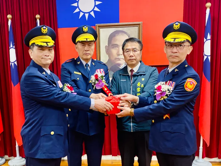 劉全福(右)在學甲分局長任內偵破88槍擊案，調任佳里分局長。王志弘攝