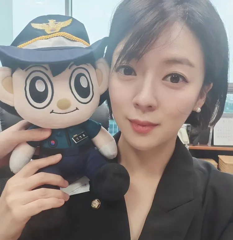 裴賢鎮曾是女主播，容貌姣好。圖為她與布偶合照。翻攝裴賢鎮IG