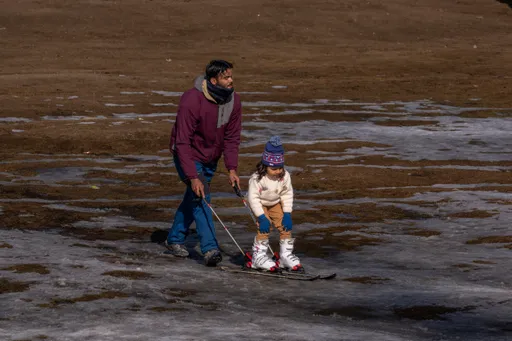 都是全球暖化害的! 喜馬拉雅山滑雪渡假村竟無雪可滑