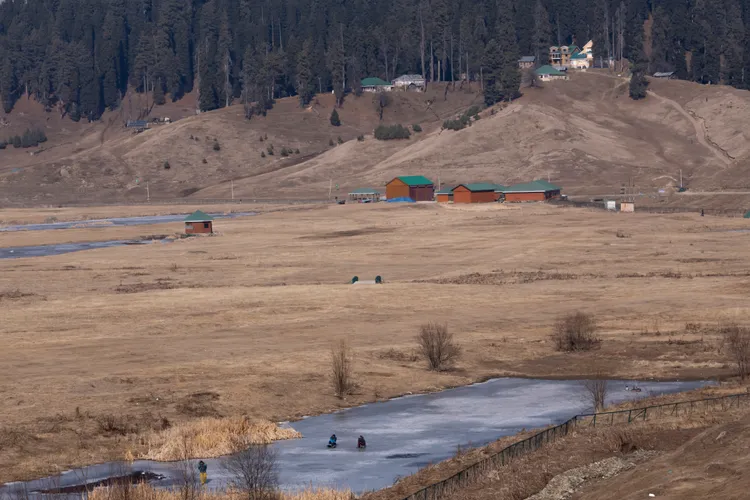 雪橇業者13日守在小小的結冰湖面上，苦候遊客上門。美聯社