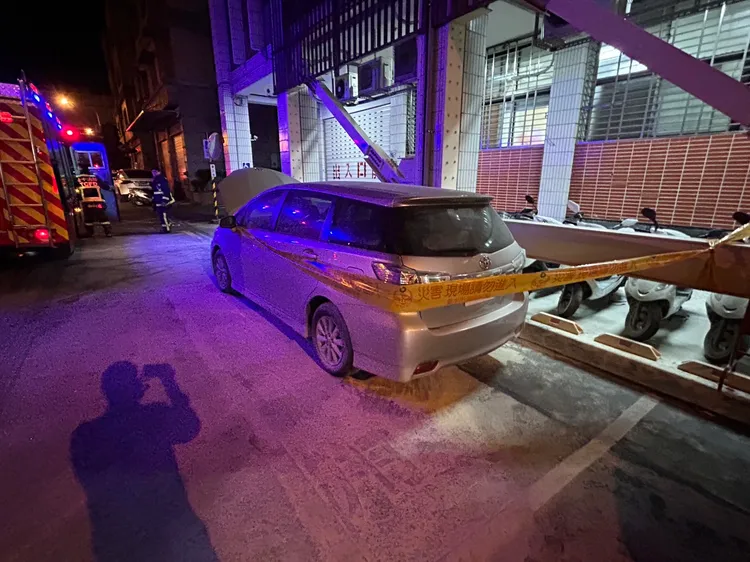 停在分局旁的偵防車竟遭嫌犯唆使同夥縱火。民眾提供