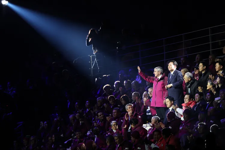 2024年江原冬季青年奧運今天開幕，圖為國際奧會主席巴赫（左）和南韓總統尹錫悅。新華社