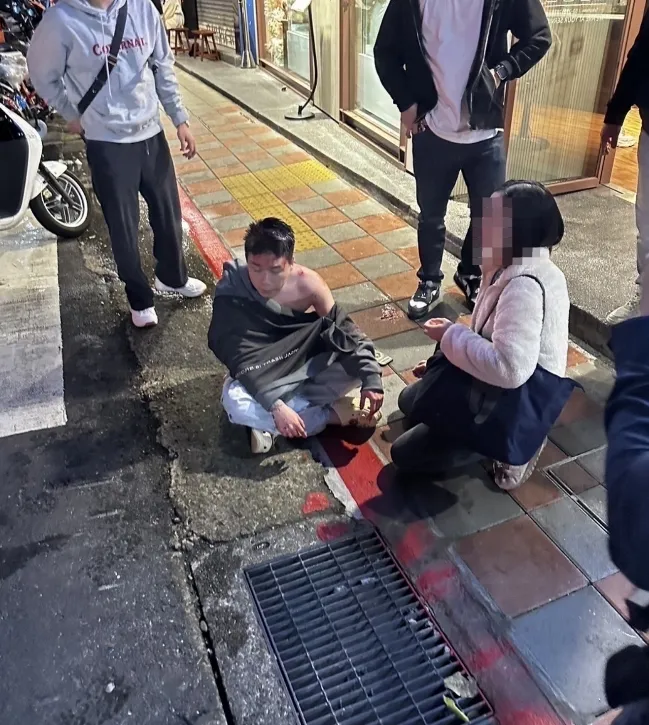 Toyz被扁後連頭都濺血。翻攝畫面