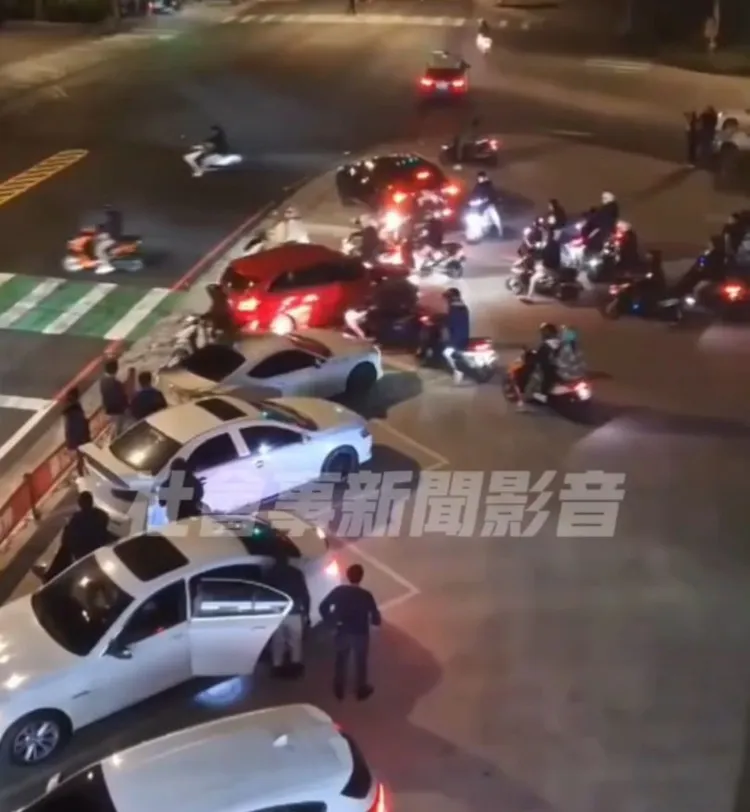 改裝車聚集，警方包抄攔檢。翻攝社會事新聞影音