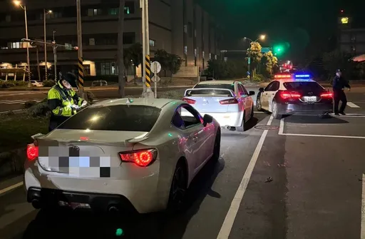 台61改裝汽機車深夜擾人清夢 大園警用這招包圍攔查鐵腕開罰
