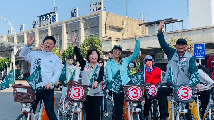 眾人在火車站集結出發。賴惠員競總提供