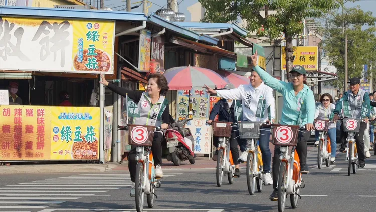 在路上向支持者熱情揮手。賴惠員競總提供
