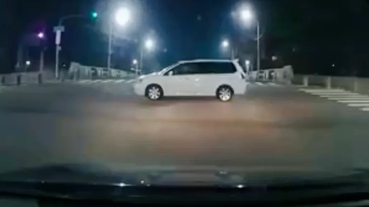 警方發現白車未開大燈停在路中央。讀者提供