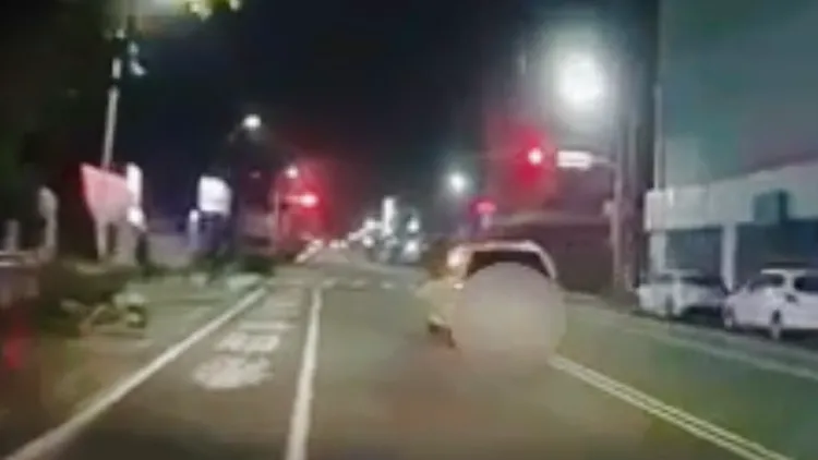 白車拒捕闖紅燈逃逸。讀者提供