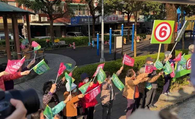 沿路有許多支持者。潘袁詩羽攝