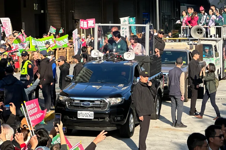 賴清德與蕭美琴站上車。潘袁詩羽攝