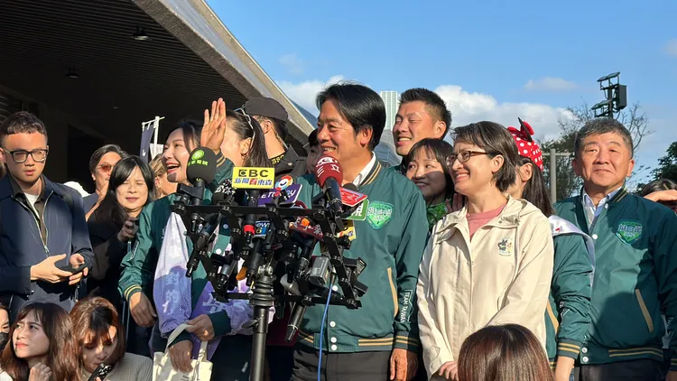 賴清德與現場民眾打招呼。潘袁詩羽攝