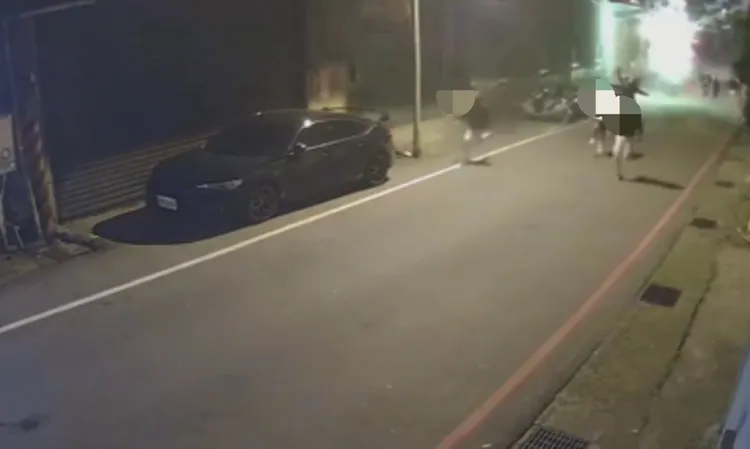 沖天炮引燃後，一群男子鳥獸散。翻攝畫面