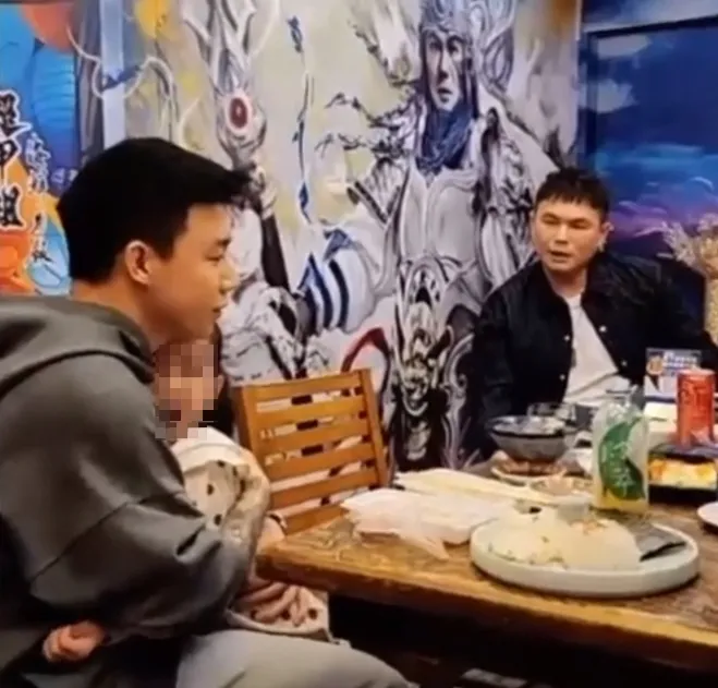 Toyz昨晚前往超哥的海鮮鍋物店用餐，還帶上小粉絲安安。翻攝畫面