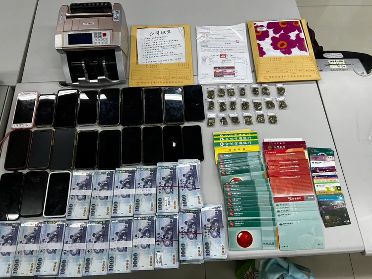 警方查扣相關證物。翻攝畫面